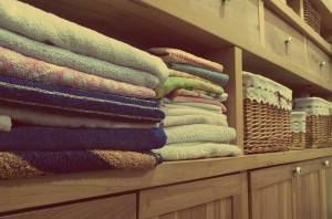 Descubre cómo quitar el olor a humedad del closet